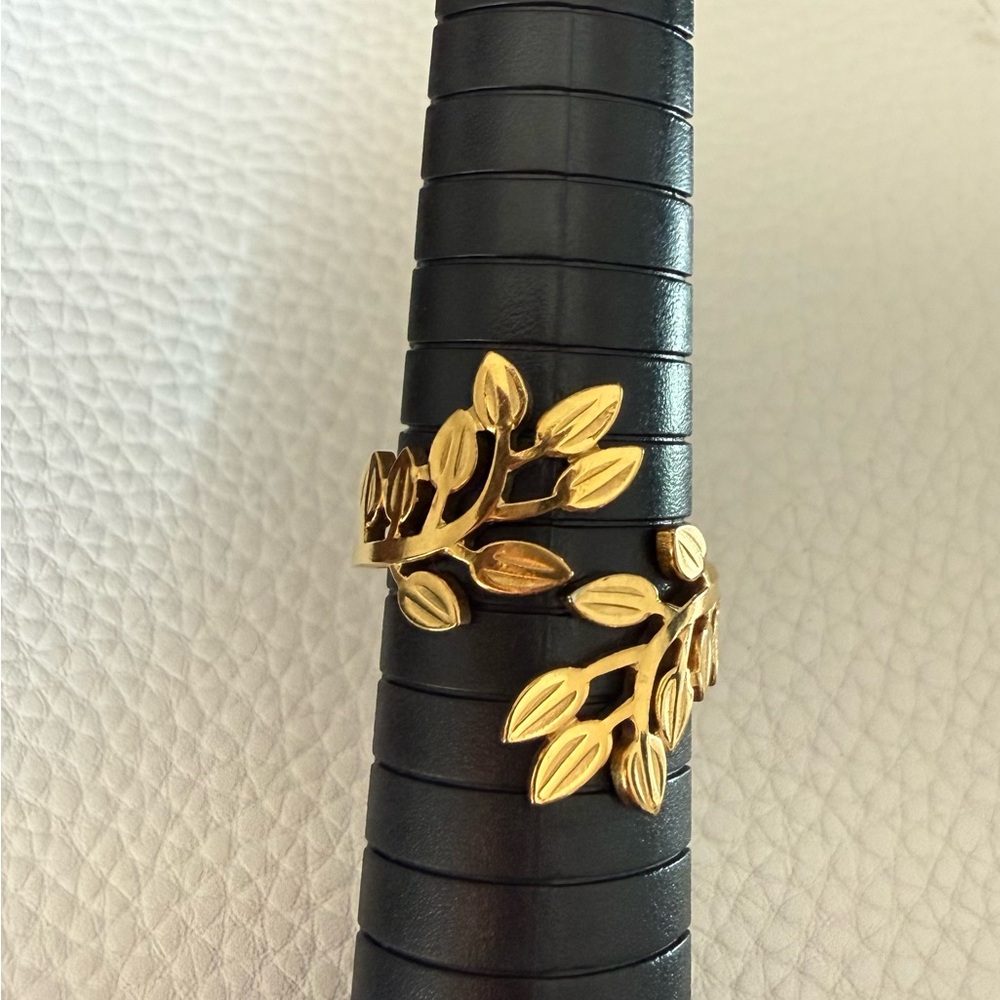 Gold tone Leaf Design Ring -size 9 - Picture 5 of 5